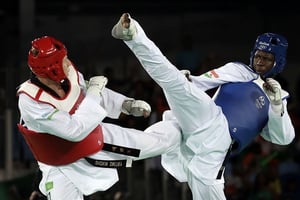 Abdoulrazak Issoufou Alfaga affrontant l’Ouzbek Dmitriy Shokin lors de la demi-finale du tournoi Olympique à Rio en 2016. © Andrew Medichini/AP/SIPA