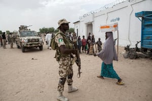 Des soldats nigérians patrouillent à Banki. © Florian Plaucheur/AFP