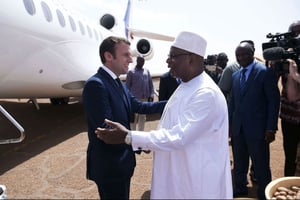 Le président malien, Ibrahim Boubacar Keïta, salue le président français, Emmanuel Macron, venu rencontrer les soldats français de l’opération Barkhane à Gao, le 19 mai 2017. © Christophe Petit Tesson/AP/SIPA