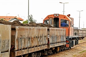 Un train chargé de phosphate en Tunisie. © Dennis Jarvis / Flickr / Creative Commons