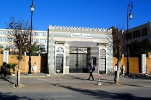 L’entrée du lycée Fekhar, à Médéa, en Algérie. © Habib Kaki/CC/Wikimedia commons