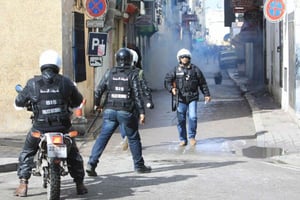 Des policiers tunisiens dans le centre de Tunis, en février 2013. © AP/SIPA