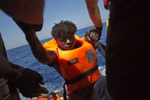 Un homme originaire d’Afrique sub-saharienne est aidé par une ONG au large de la Libye, en juin 2017. © Emilio Morenatti/AP/SIPA