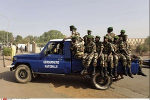 Des gendarmes dans le centre de Niamey, en février 2010. © REBECCA BLACKWELL/AP/SIPA