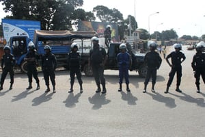 Des policiers en faction, lors d’une manifestation de l’opposition à Conakry, en février 2013. © Youssouf Bah/AP/SIPA