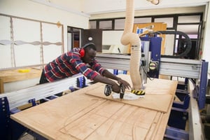 Dans le FabLab, un « CNC Shopbot » reproduit le modèle créé sur ordinateur. © CYRIL NDEGEYA pour JA