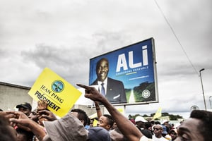 Une affiche géante représentant le président sortant, la veille de l’élection présidentielle du 27 août 2016. © MARCO LONGARI/AFP