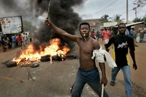 Photo d’archive d’un manifestant pro opposition, lors des affrontements de 2005 à Lomé. © BEN CURTIS/AP/SIPA