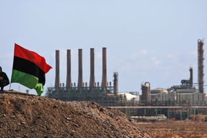 Un homme devant une raffinerie à Ras Lanouf, en Libye, en 2011. © Kevin Frayer/AP/SIPA
