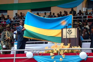 Paul Kagame présente le nouveau drapeau du Rwanda, en 2001 à Kigali. © RODRDIQUE NGOWI/AP/SIPA