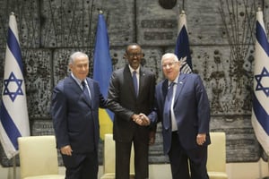 Le président rwandais Paul Kagame lors de sa visite en Israël, aux côtés du Premier ministre Benjamin Netanyahu et du président Reuven Rivlin, en juillet 2017. © Sebastian Scheiner/AP/SIPA