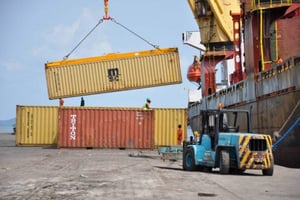 Navire chargeant des containers vides au Port d’Owendo (Gabon), le port industriel au sud de Libreville. Le 3.02.2012. © R.E.A