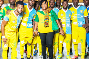 Christine Ezoua entourée des joueurs de son équipe, en mai. © Youri Lenquette pour JA