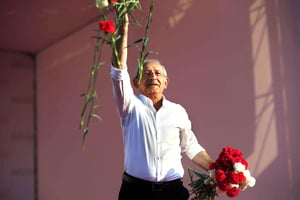 Le leader du CHP lance des fleurs à la foule, à Istanbul, le 9 juillet. © Lefteris Pitarakis/AP/SIPA