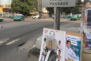 Des affiches de campagne électorale à Brazzaville, le 11 juillet 2017. © Trésor Kibangula/J.A.