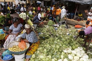 Des vendeuses sur un marché d’Abidjan, en 2015. © Schalk van Zuydam/AP/SIPA