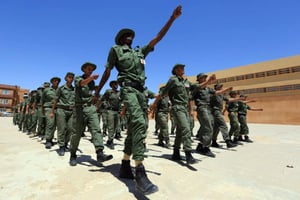 De jeunes recrues s’entraînent à la marche militaire dans un centre de formation à Ghariane, dans l’ouest de la Libye, le 11 juillet 2017. © MAHMUD TURKIA / AFP