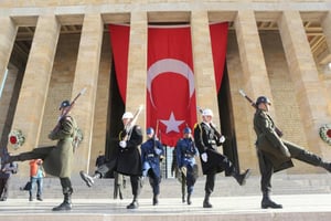 Des soldats turcs devant le mausolée de Mustafa Kemal Atatürk, le 10 novembre 2015 à Ankara. © Adem Altan/AFP