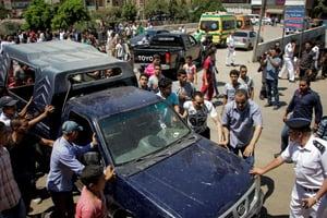 Des policiers sur les lieux de l’attaque qui a tué cinq de leurs collègues près de Badrachine, au sud du Caire, le 14 juillet 2017. © Ahmed Abd El-Gawad/AFP