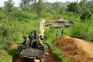 Des troupes ougandaises en patrouille à Drodro dans le nord est de la province de l’Ituri, le 11 avril 2003. © SAYYID AZIM/AP/SIPA