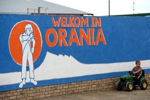 Une peinture murale souhaite la « Bienvenue à Orania », en afrikaans, le 17 avril 2013 en Afrique du Sud. © Stéphane de Sakutin/AFP