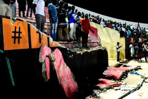 Des spectateurs d’un match de football au stade de Demba-Diop de Dakar, où un mur s’est affaissé, le 15 juillet 2017 au Sénégal. © Seyllou/AFP