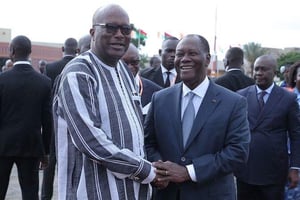Une photo diffusée sur le compte Twitter de la présidence ivoirienne montrant les présidents ivoirien et burkinabè, à Ouagadougou, ce mardi 18 juillet 2017. © DR / Présidence Côte d’Ivoire