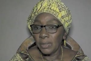 Sy Kadiatou Sow, co-fondatrice et présidente de la plateforme Antè A Bana (Touche pas à ma Constitution). © Capture d’écran Youtube