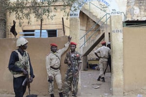 Des gardes en faction devant la maison d’arrêt de Niamey, au Niger, en juin 2013. © STR/AP/SIPA