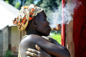 Femme africaine fumant la pipe. © Valeria Rodrigues/CC/Pixabay