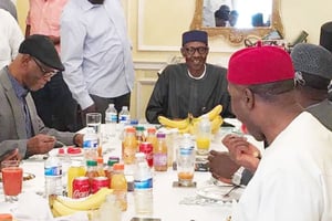 Sur la photo diffusée par ses services, Muhammadu Buhari apparaît souriant, au milieu de ses convives. © Capture d’écran du compte Twitter de la présidence nigériane