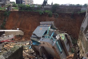 Un immeuble effondré dans le canal de la cité Coprim, à Yopougon, début juillet 2017. © Jeune Afrique