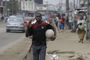 Dans un pays où le ballon rond fait office de religion, durant ces jeux de la francophonie ce sont les matchs de football qui attirent le plus de spectateurs. © Sunday Alamba/AP/SIPA