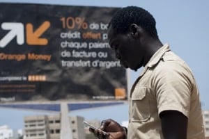 Affiche de promotion de Orange Money dans le quartier de Ngor.  Le 14 mai 2013. Sénégal, Dakar. © Photo de Sylvain Cherkaoui pour Jeune Afrique.
