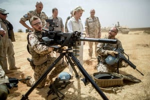 La ministre allemande de la Défense, Ursula von der Leyen, aux côtés des soldats du contingent allemand de la Minusma, en avril 2016. © Michael Kappeler/AP/SIPA