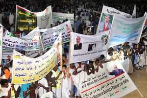 Nouakchott, le 20 juillet, à minuit. Premier meeting des partisans d’« Aziz ». © AFP