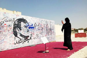 Mur à l’effigie de l’émir qatari, couvert de signatures de soutien de sa population, à Doha, le 3 juillet. © Maggie Hyde/AP/SIPA