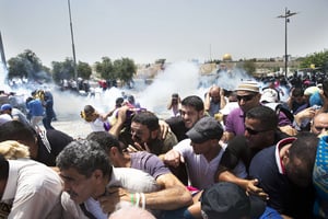 Le 21 juillet, à Ras al-Amoud (Jérusalem-Est), les forces de l’ordre israéliennes ont lancé des grenades incapacitantes sur les Palestiniens réunis pour la prière du vendredi. © Heidi Levine/Sipa Press