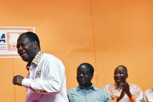En septembre 2015, Alassane Ouattara (à g.) et Henri Konan Bédié (au centre) affichaient une entente sans nuages et faisaient campagne commune sous les couleurs du RHDP. © ISSOUF SANOGO/AFP