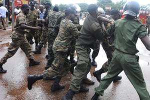 Des policiers guinéens arrêtent un manifestant devant le stade de Conakry, le 28 septembre 2009. © Seyllou Diallo/AFP
