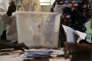 Dépouillement des bulletins de vote dans un bureau de Dakar, en mars 2012. © Rebecca Blackwell/AP/SIPA