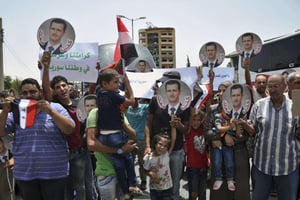 Des Syriens partisans du régime manifestent leur soutien au président syrien, Bachar al-Assad, le 11 juillet 2017 à Homs en Syrie. © AP/SIPA