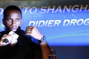 L’Ivoirien Didier Drogba est l’une des premières grandes stars du football à avoir évolué en Chine, à Shanghaï, où il était notamment accueilli en juillet 2012. © Eugene Hoshiko/AP/SIPA
