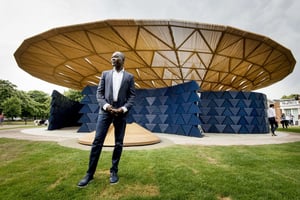 Diébédo Francis Kéré, devant le pavillon 2017 de la Serpentine Gallery, à Londres. © Geoff Pugh/Shutterstock/SIPA