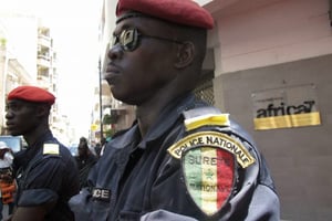 Un officier de police sénégalais à Dakar, en octobre 2011 (image d’illustration). © Rukmini Callimachi/AP/SIPA