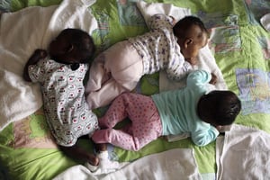 Des bébés sud-africains, en février 2017. © Denis Farrell/AP/SIPA