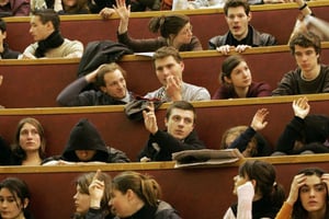 Des étudiants de la Sorbonne, à Paris, le 13 mars 2006. © MICHEL EULER/AP/SIPA