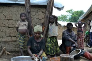 Maria Muzinga, une Pygmée dont trois enfants auraient été brûlés vif lors de heurts avec des Bantous, dans le sud-est de la République démocratique du Congo, le 16 novembre 2014, dans le village de Mukondo. © HABIBOU BANGRE / AFP