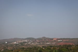 L’usine d’alumine exploitée par Rusal Friguia, à Fria (Guinée), à l’arrêt depuis 2012, devrait être remise en activité en 2018. © Joan Tilouine pour J.A.