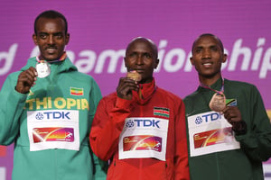 De gauche à droite : l’Ethiopien Tamirat Tola, le Kényan Geoffrey Kipkorir Kirui et le Tanzanien Alphonse Felix Simbu, aux mondiaux d’athlétisme de Londres, le 6 août 2017. © Alastair Grant/AP/SIPA